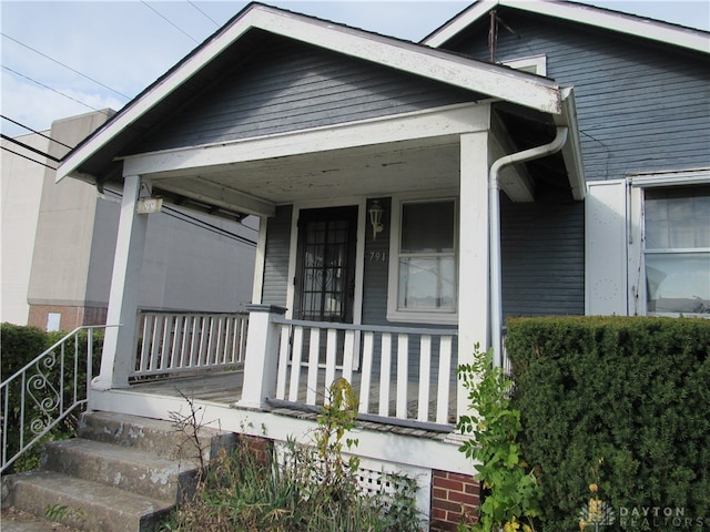 property entrance featuring a porch