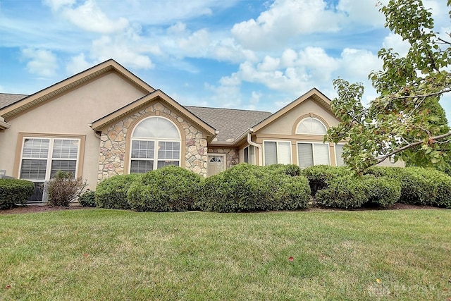 view of front of house featuring a front lawn