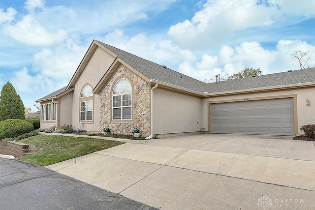 view of front of property featuring a front lawn and a garage