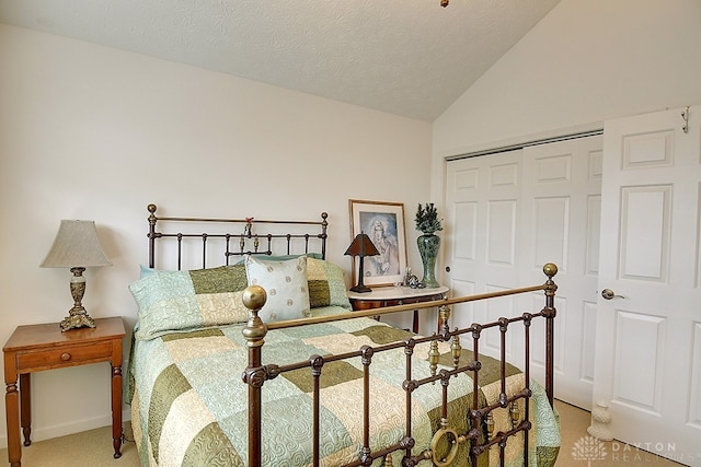 bedroom featuring a textured ceiling, vaulted ceiling, carpet floors, and a closet