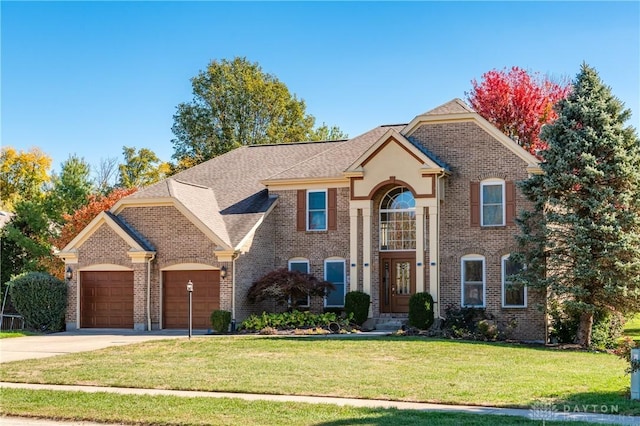 view of front of home featuring a front lawn and a garage