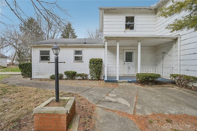 property entrance featuring a porch