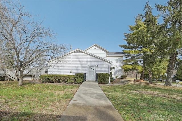 view of front of home featuring a front yard