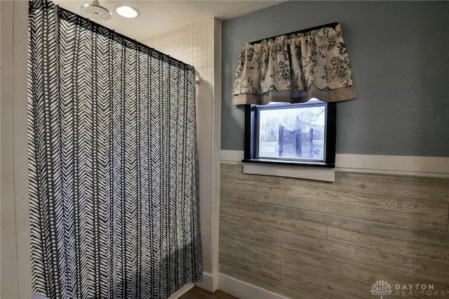 bathroom featuring a shower with shower curtain