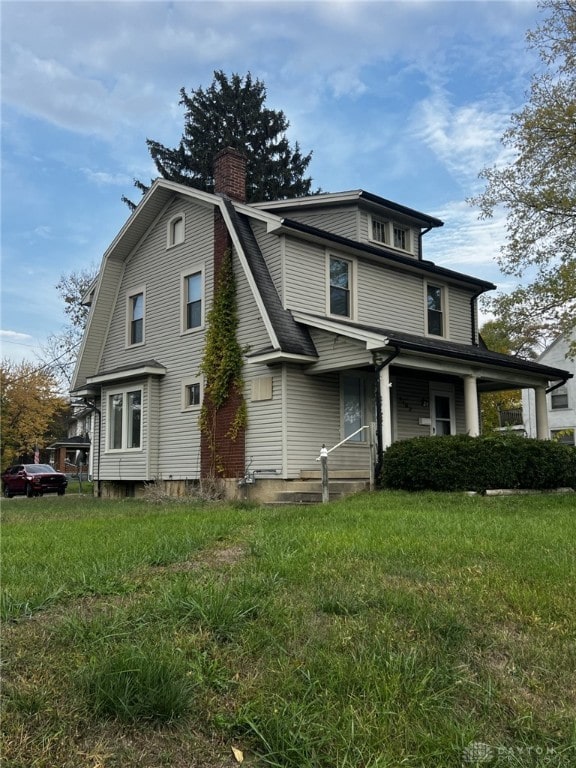 view of front of property featuring a front yard