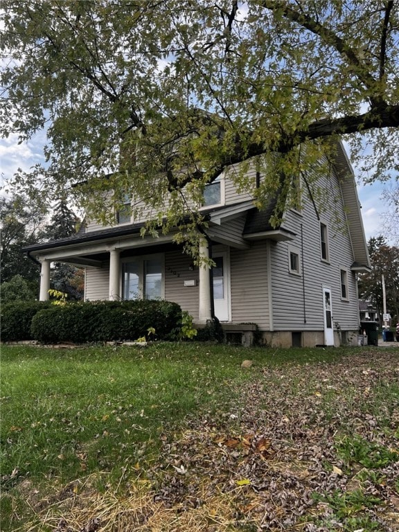 view of front of property featuring a front lawn