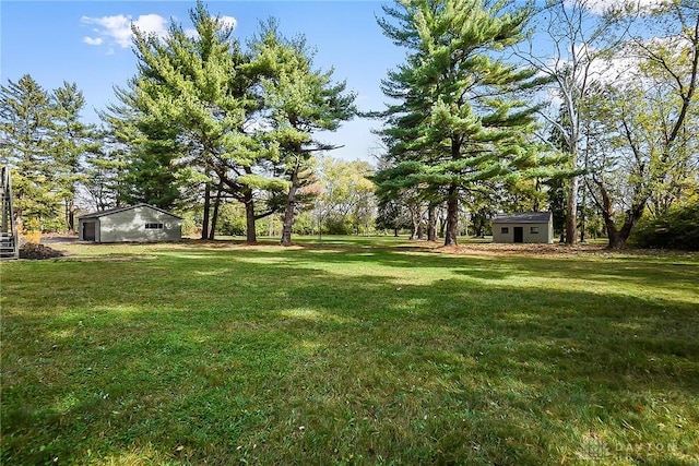 view of yard featuring an outbuilding