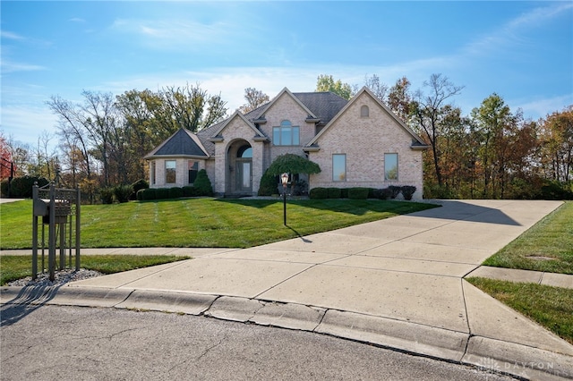 view of front of home featuring a front yard