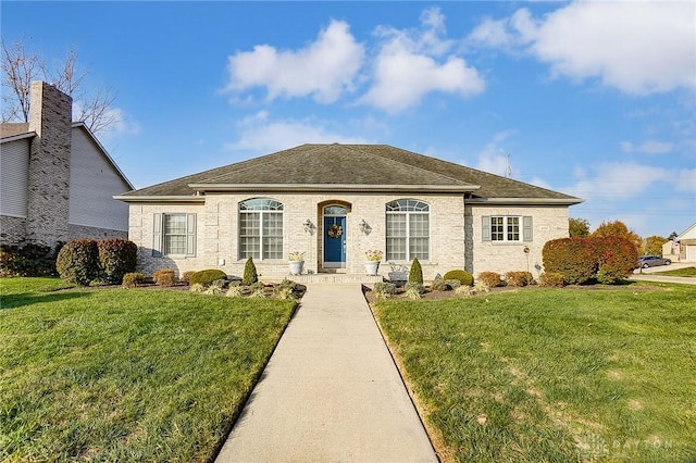 view of front of home featuring a front lawn