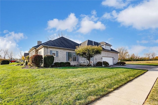 view of front of house featuring a front yard and a garage