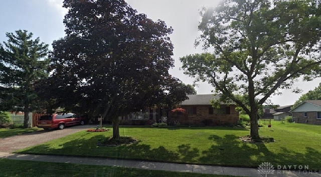 view of front of property featuring a front yard