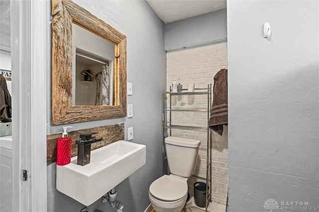 bathroom featuring sink and toilet