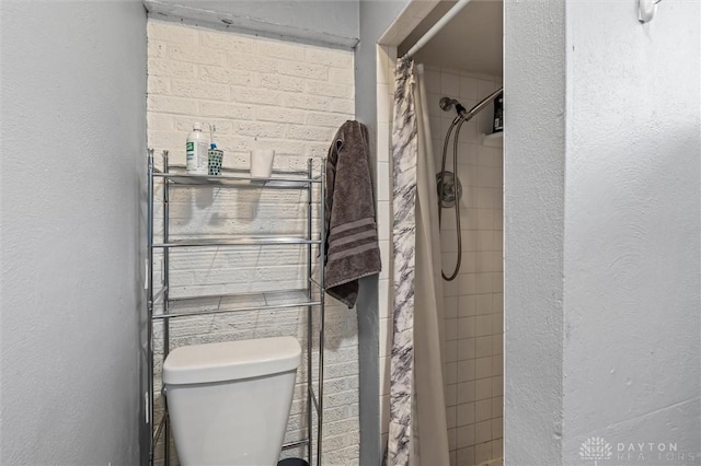 bathroom featuring curtained shower and toilet