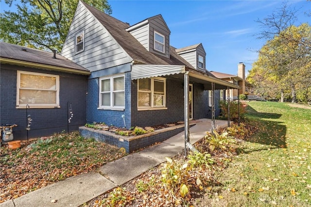 view of side of property featuring a yard