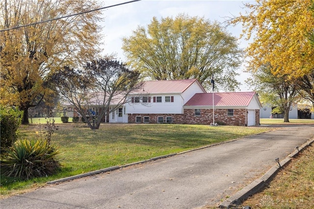 view of front facade featuring a front yard and a garage