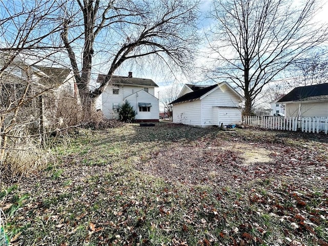 view of yard featuring a garage and an outdoor structure