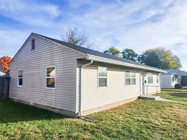 view of side of property featuring a lawn