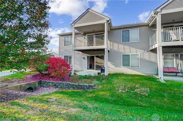 view of front of property with a front lawn