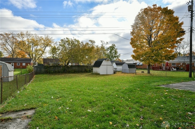 view of yard featuring a storage shed