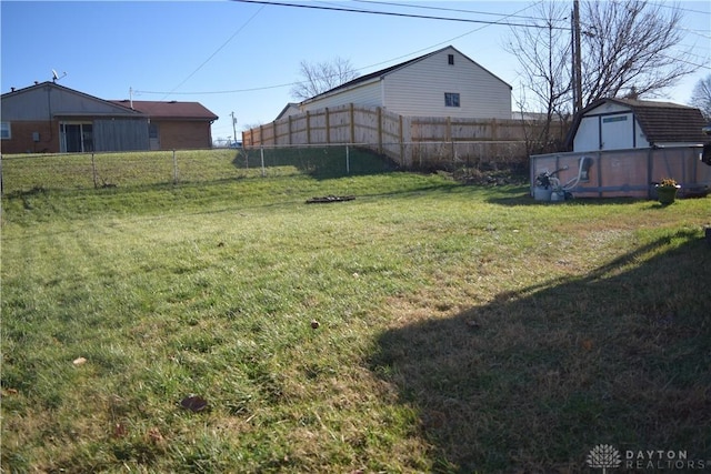 view of yard featuring a storage unit