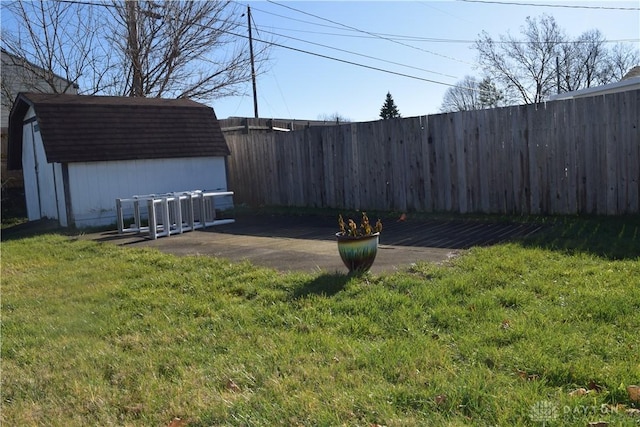 view of yard featuring a shed