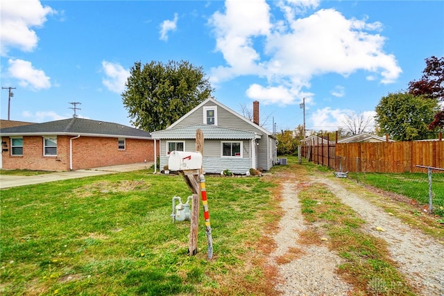 view of front of home featuring a front yard