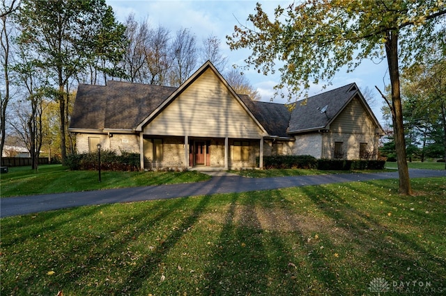 view of front of home featuring a front lawn and a carport