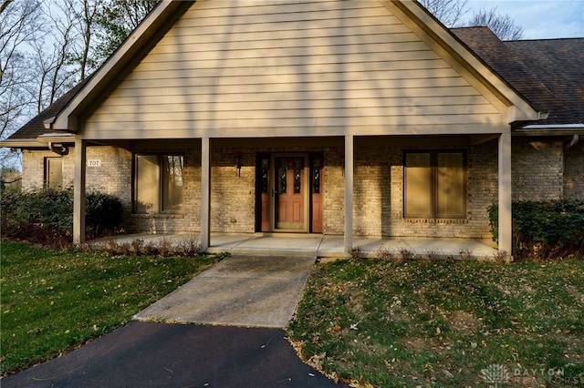 view of front of property with a front yard