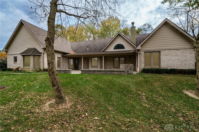 view of front of home featuring a front yard