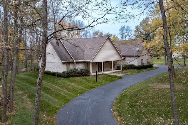 view of front of house featuring a front lawn