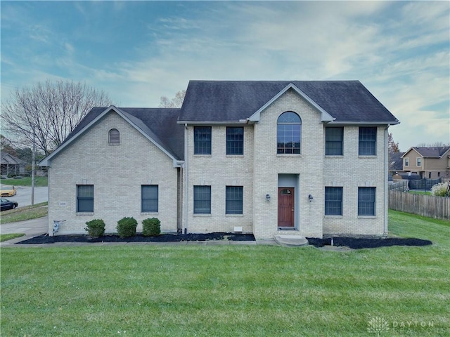 view of front facade featuring a front lawn