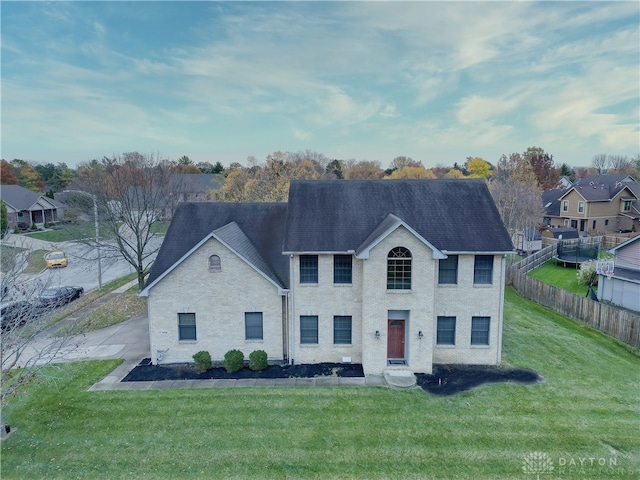 colonial home featuring a front lawn