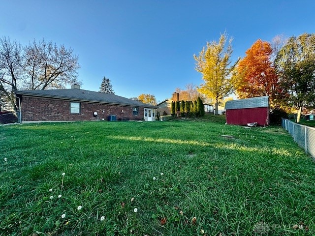 view of yard featuring a storage unit