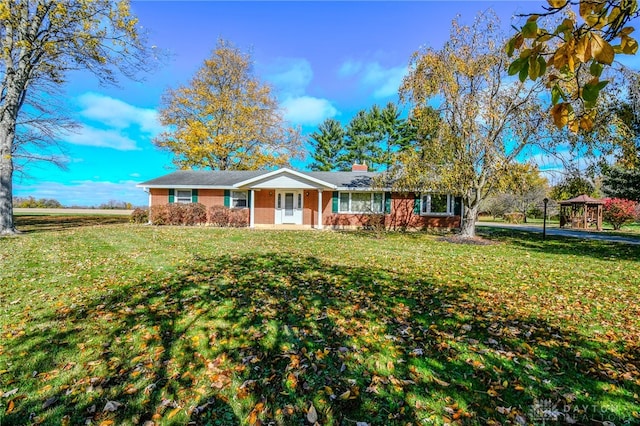 ranch-style house featuring a front yard