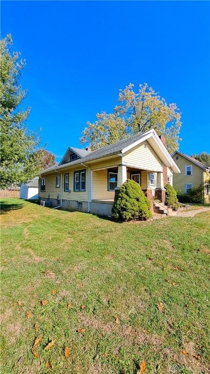 view of front of house featuring a front yard