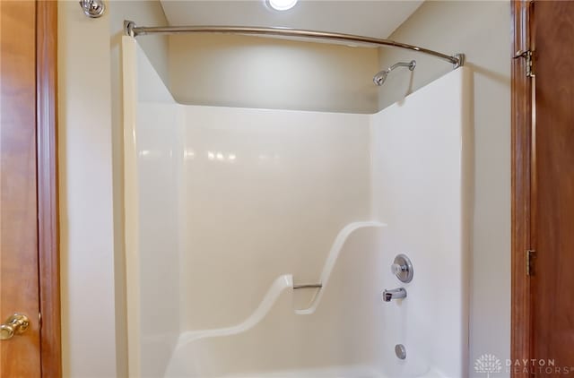 bathroom with bathtub / shower combination