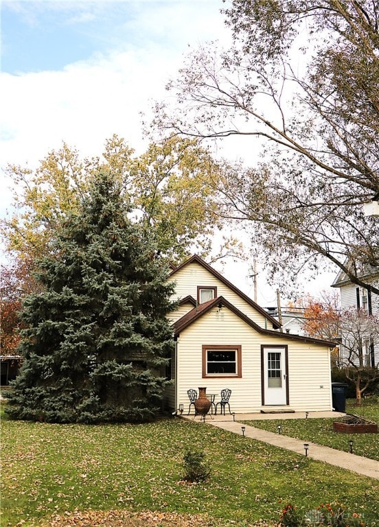 view of front facade with a front lawn