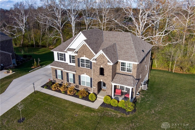 view of front of home featuring a front lawn