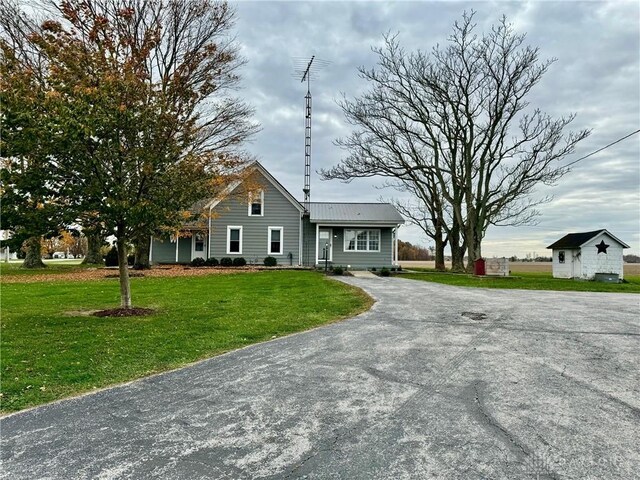 view of front facade with a front lawn