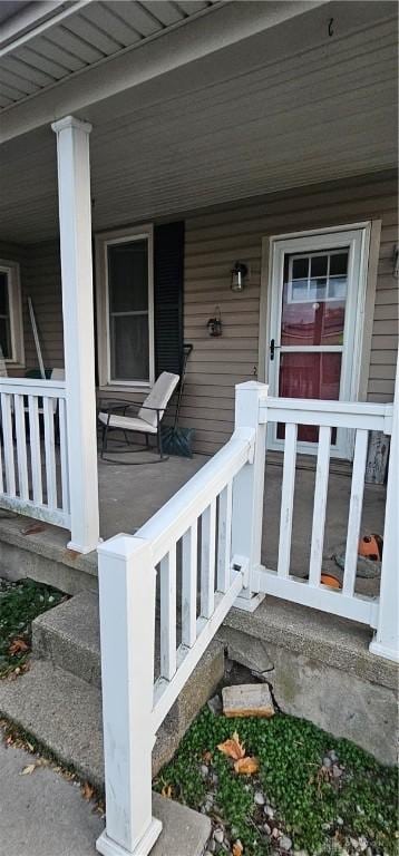 entrance to property featuring covered porch