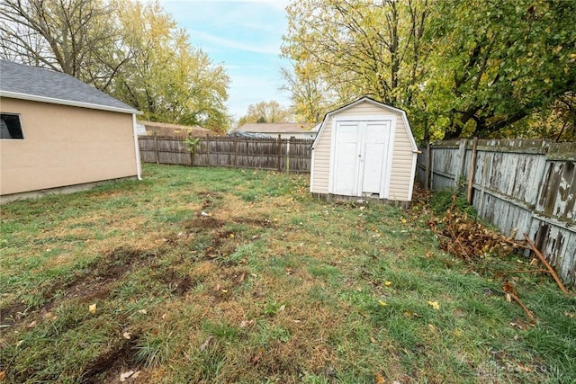 view of yard with a storage shed