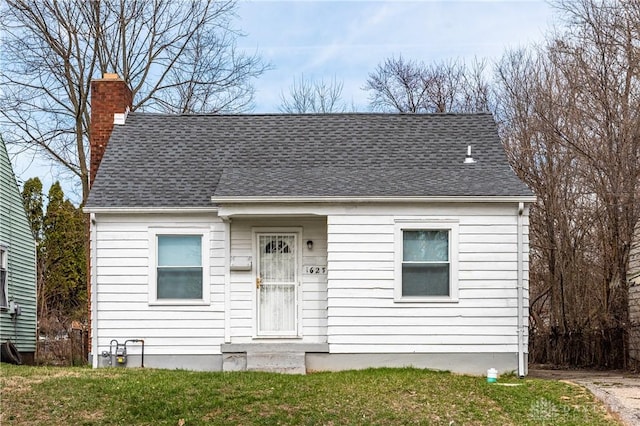 view of front facade with a front yard