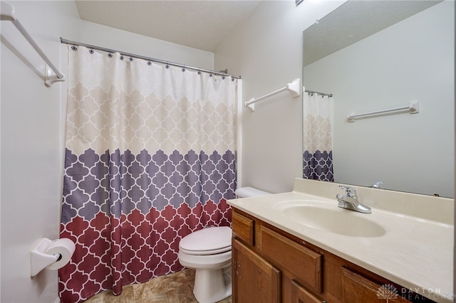 full bathroom featuring a shower with shower curtain, vanity, toilet, and a textured ceiling