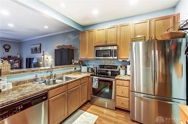 kitchen with sink, kitchen peninsula, appliances with stainless steel finishes, crown molding, and light wood-type flooring