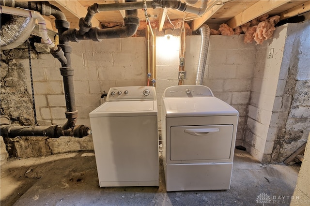 clothes washing area featuring washing machine and dryer