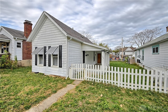 bungalow-style home featuring a front lawn