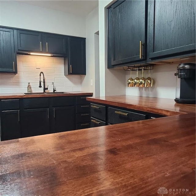 bar featuring a sink, a bar, and decorative backsplash