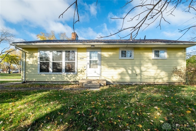 view of front of house featuring a front lawn