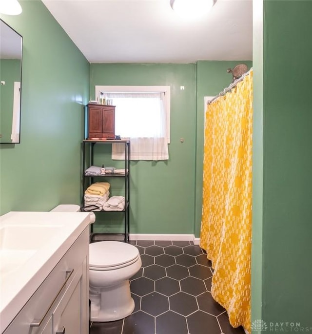 bathroom with a shower with curtain, vanity, and toilet