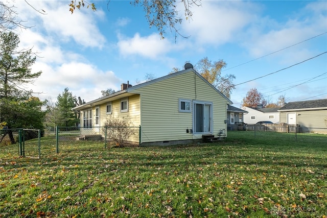 back of house featuring a lawn